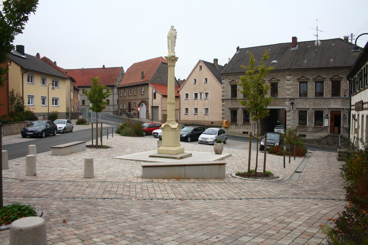 Btthard, Mariensule von 1886 und Gebude am Marktplatz (27.10.2014)