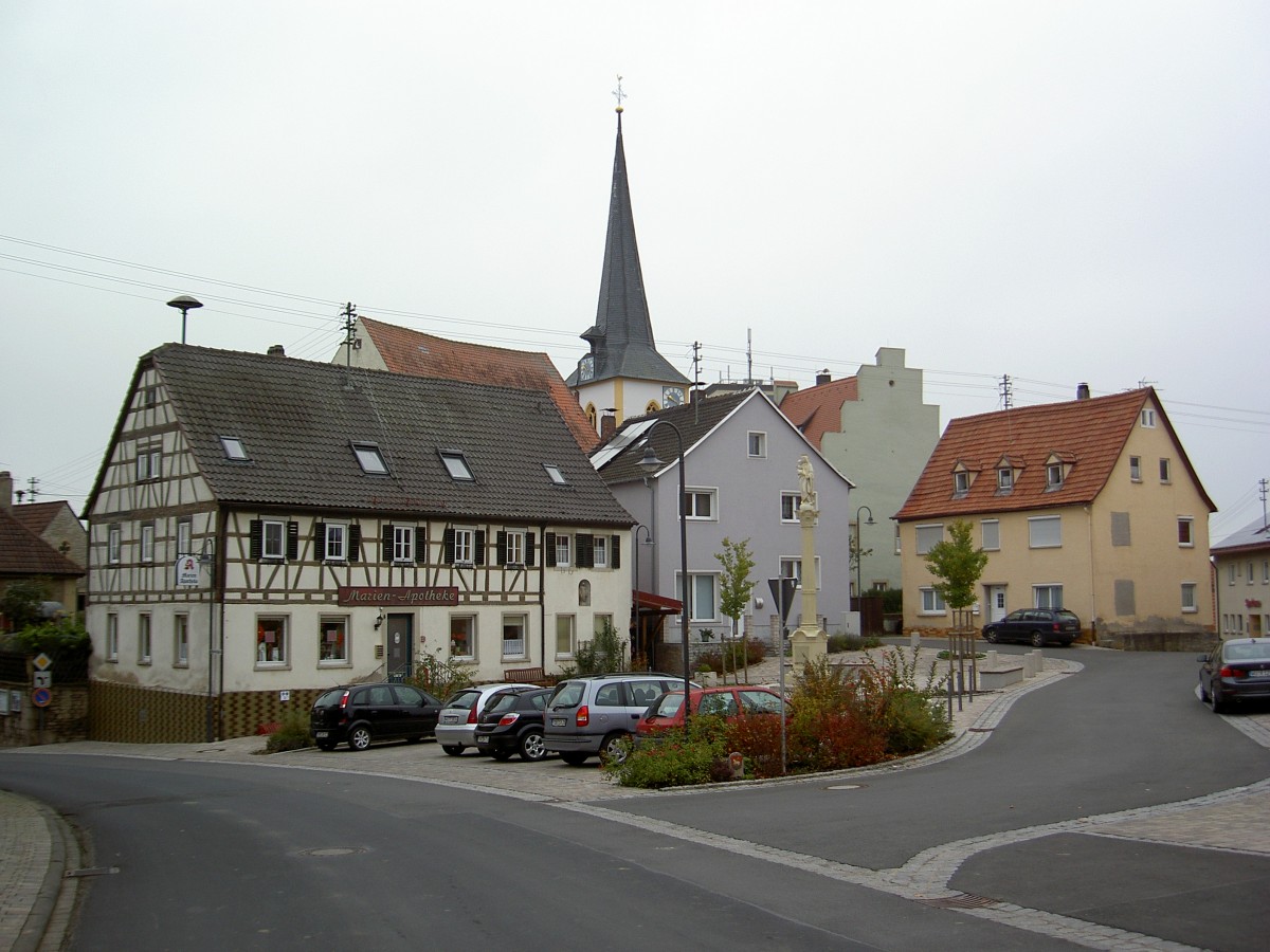 Btthard, Marktplatz mit St. Peter und Paul Kirche (27.10.2014)