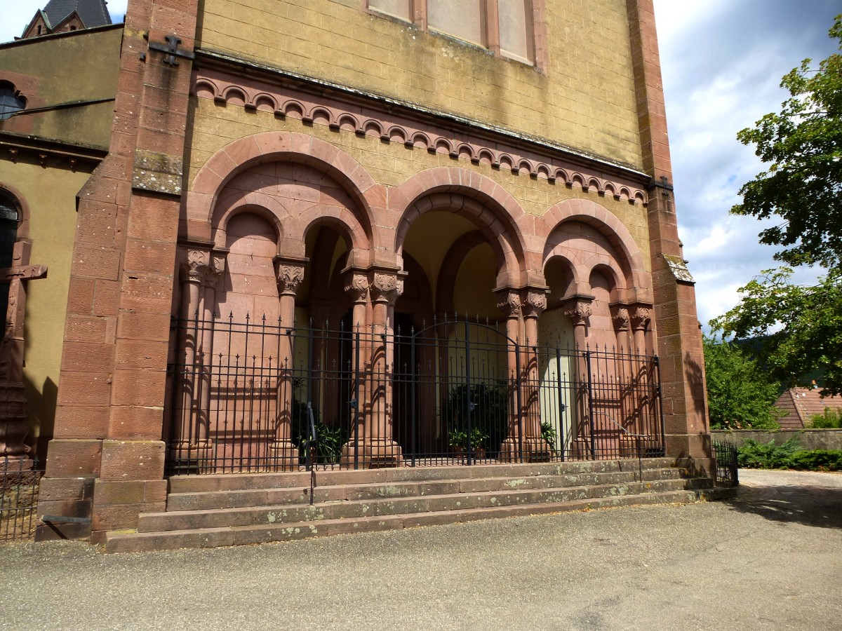 Buhl in den sdlichen Vogesen, die Ostseite der Johanniskirche mit der Eingangshalle, Aug.2013