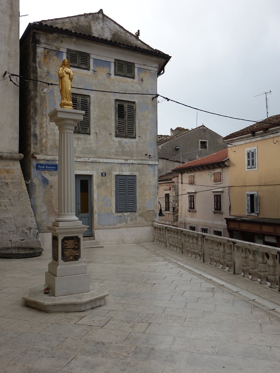 Buje, Marienstatue am Slobode Platz in der Altstadt (29.04.2017)