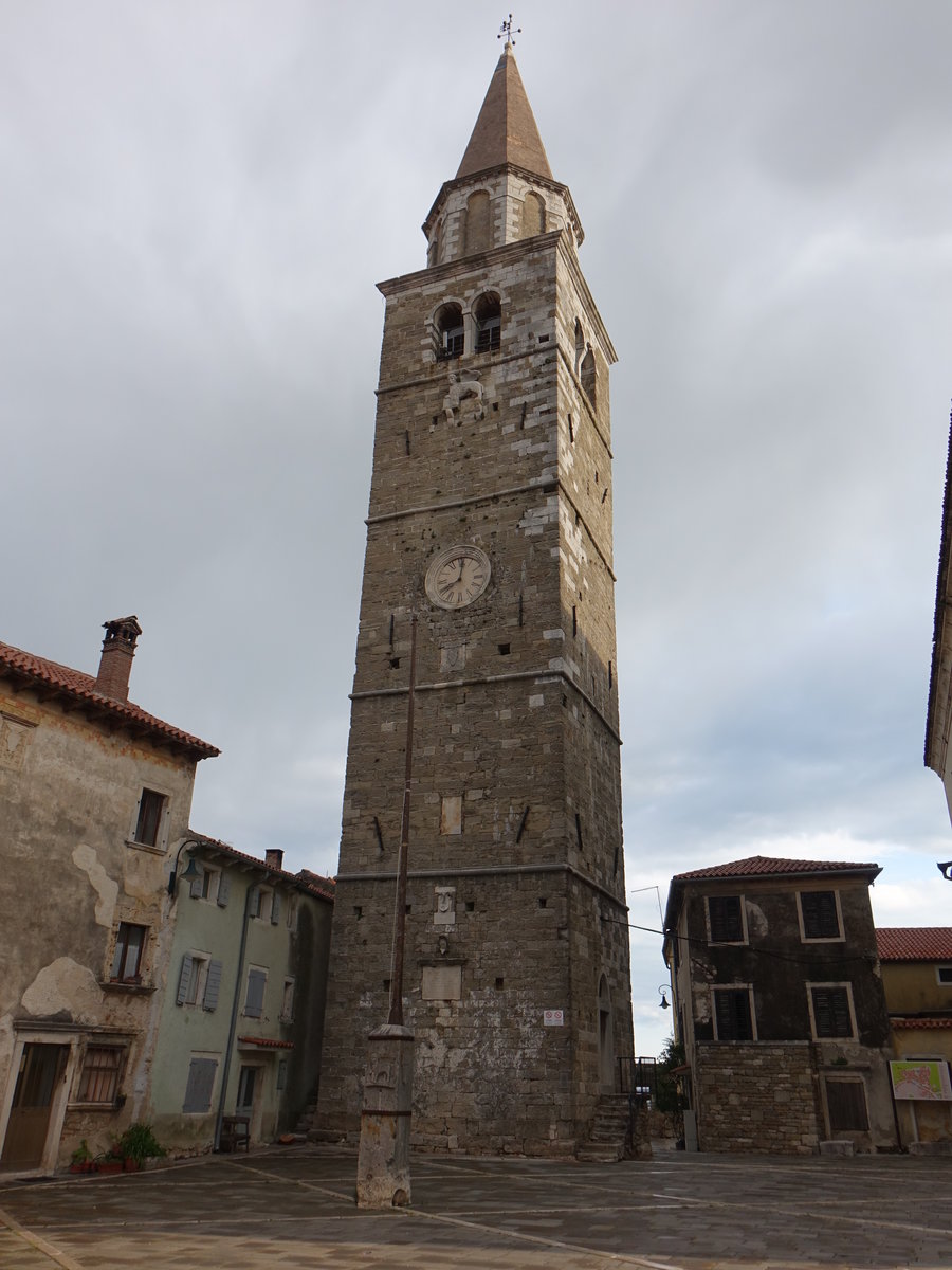 Buje, Pfarrkirche Hl. Servul, 48 Meter hoher Kirchturm von 1480 (29.04.2017)