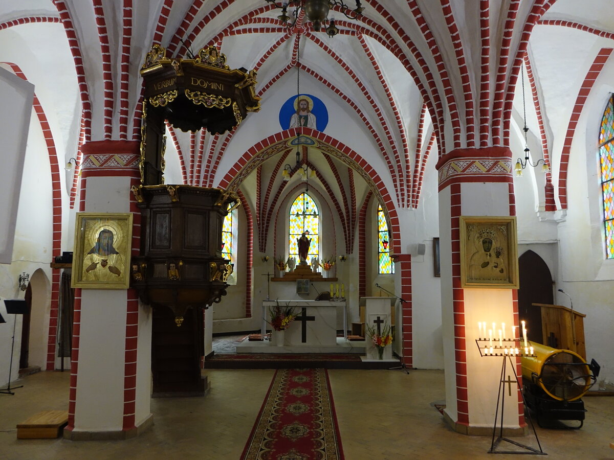 Bukowo Morskie / See Buckow, Innenraum der gotischen Backsteinkirche, erbaut im 14. Jahrhundert (01.08.2021)