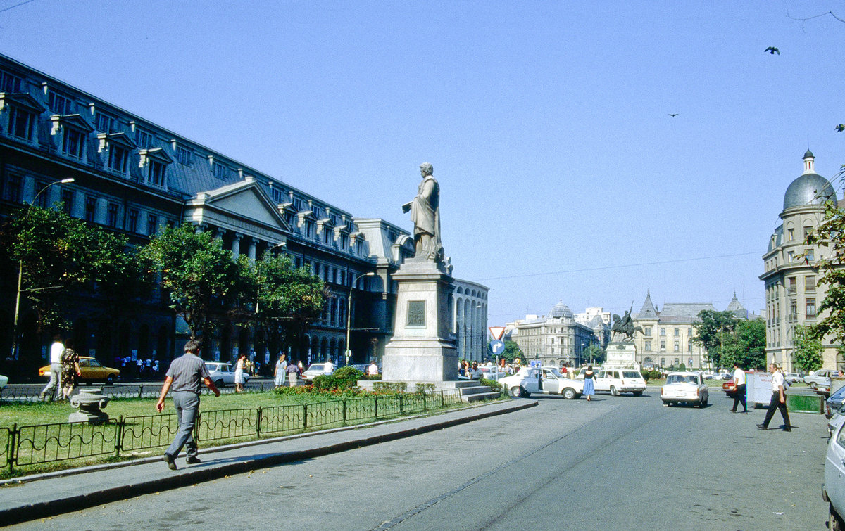 Bulevardul Regina Maria in Bukarest. Links im Bild: Die Universitt zu Bukarest. Bild vom Dia. Aufnahme: Juli 1990.