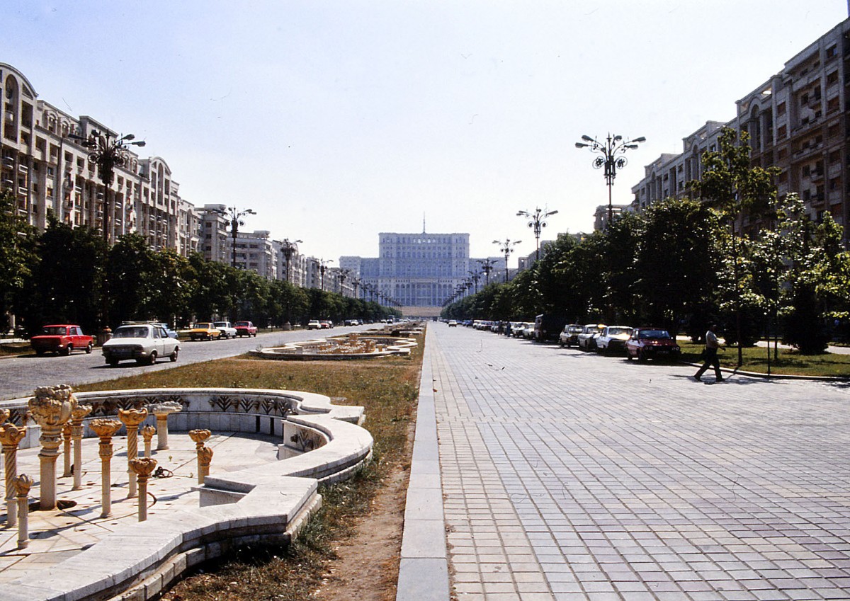 Bulevardul Uniiri mit dem Parlamentspalast in Bukarest. Aufnahme: Juni 1990 (digitalisiertes Negativfoto).