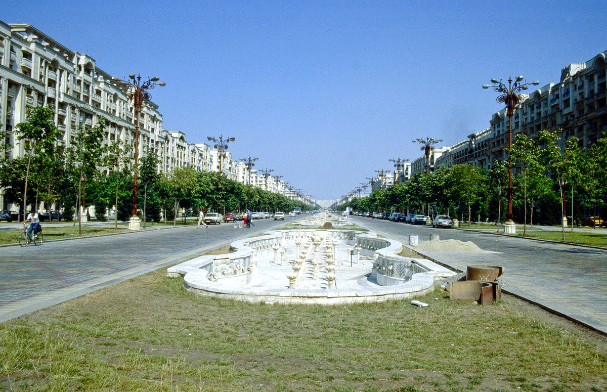 Bulevardul Unirii in Bukarest. Bild vom Dia. Aufnahme: Juli 1990.