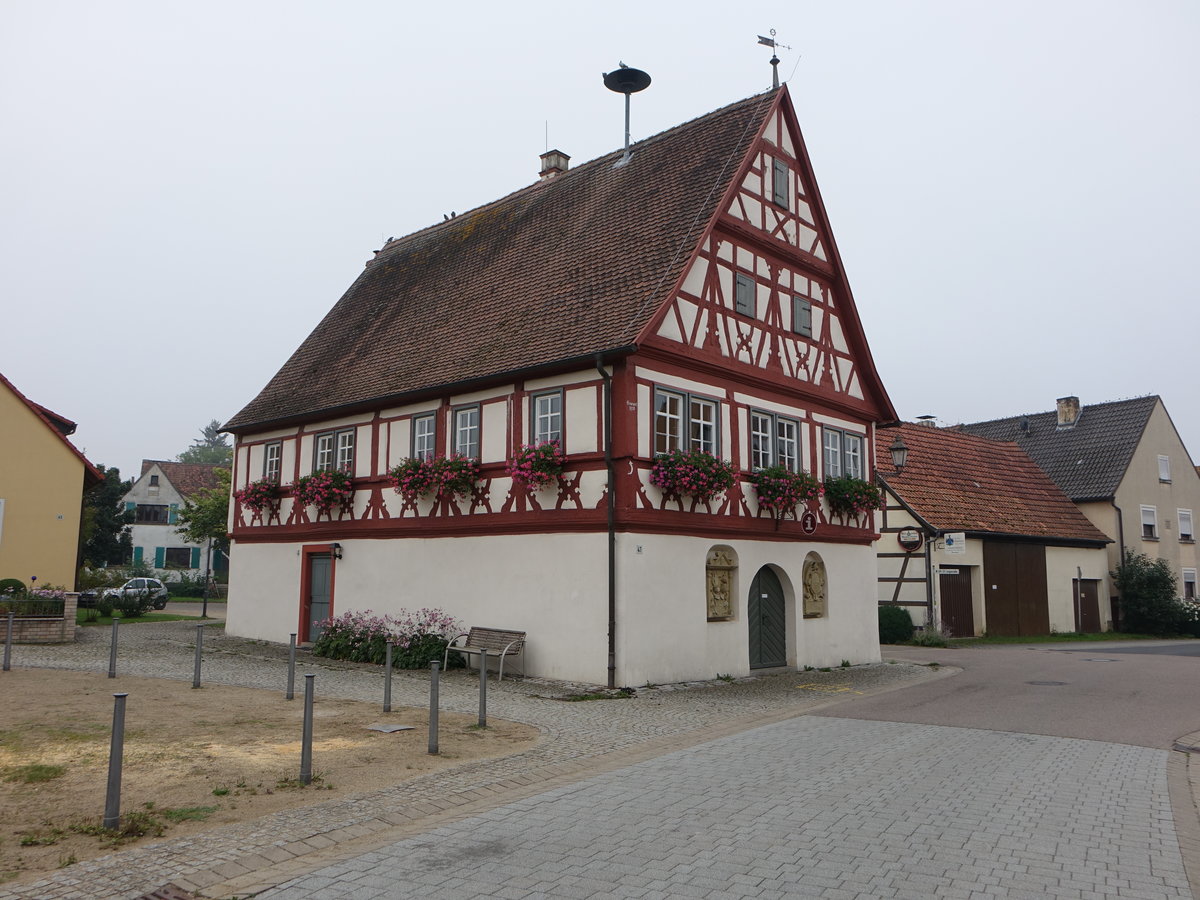 Bullenheim, historisches Rathaus, zweigeschossiger Satteldachbau mit Fachwerkobergeschoss, erbaut 1583 (27.08.2017)
