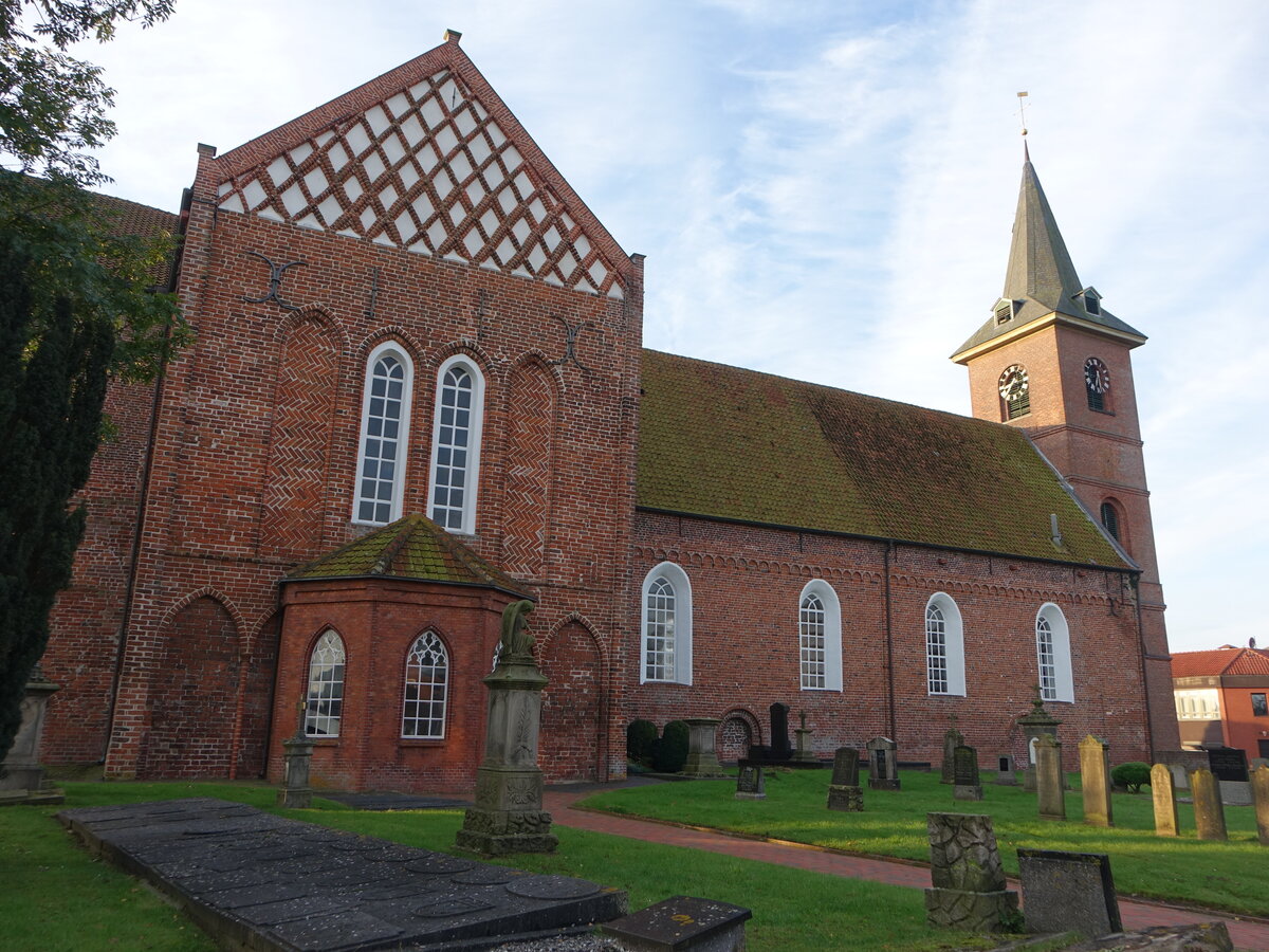 Bunde, evangelische Kirche, Kreuzkirche aus dem 13. Jahrhundert (10.10.2021)