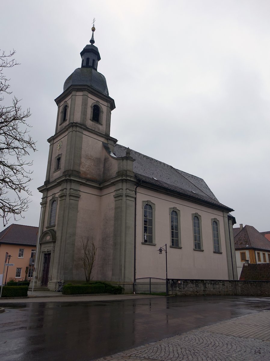 Bundorf, kath. St. Laurentius Kirche, Saalbau mit Walmdach, einzogenem Chor und Fassadenturm mit Glockendach, erbaut bis 1731 durch Johann Georg Danzer und Johann Georg Bierdmpfel (25.03.2016)