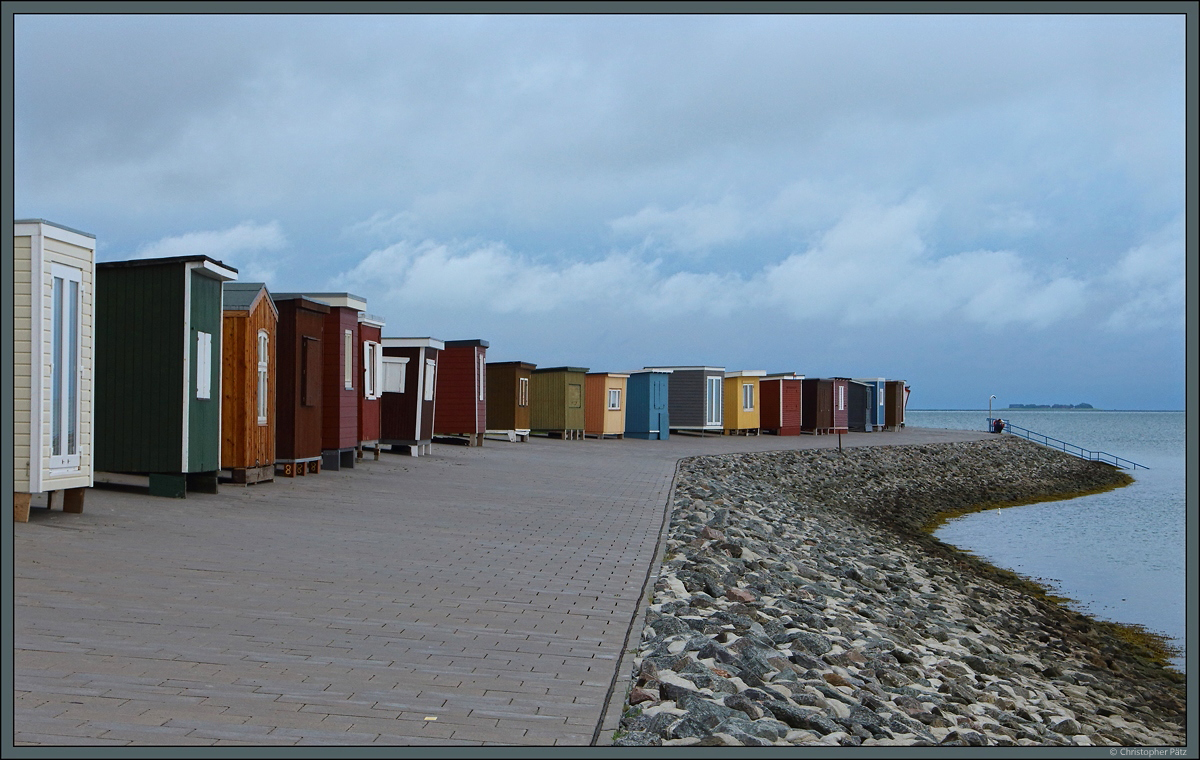 Bunte Badebuden am Dagebller Strand. Anders als die vielerorts verbreiteten Strandkrbe stehen diese lediglich ortsansssigen Familien zur Verfgung und werden vererbt. (30.06.2021)