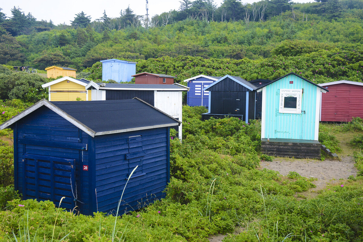 Bunte Badehuser am Strand bei Tisvildeleje in Nordseeland. Aufnahme: 21. Juni 2023.