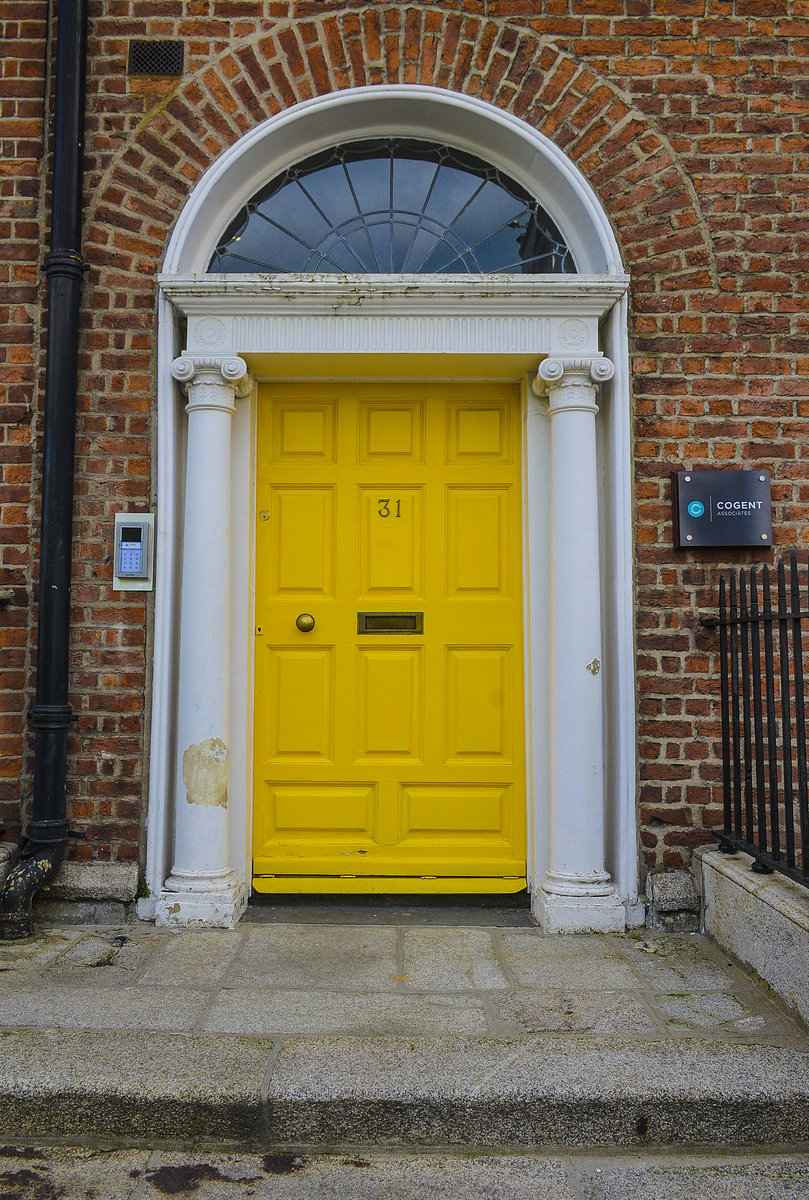 Bunte Haustr am Merrion Square North in Dublin. Aufnahme: 11. Mai 2018.