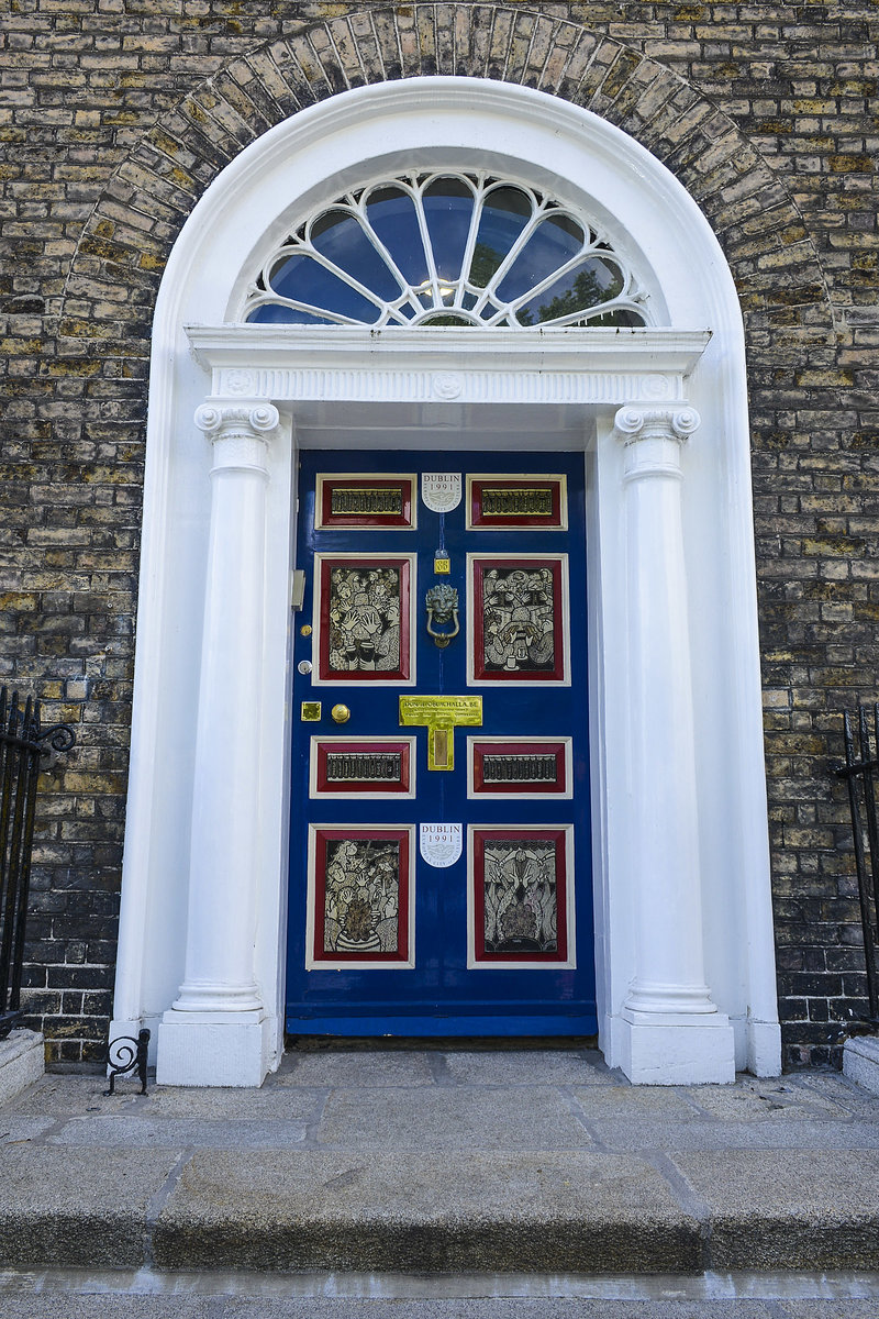 Bunte Haustr am Merrion Square North in Dublin. Aufnahme: 11. Mai 2018.