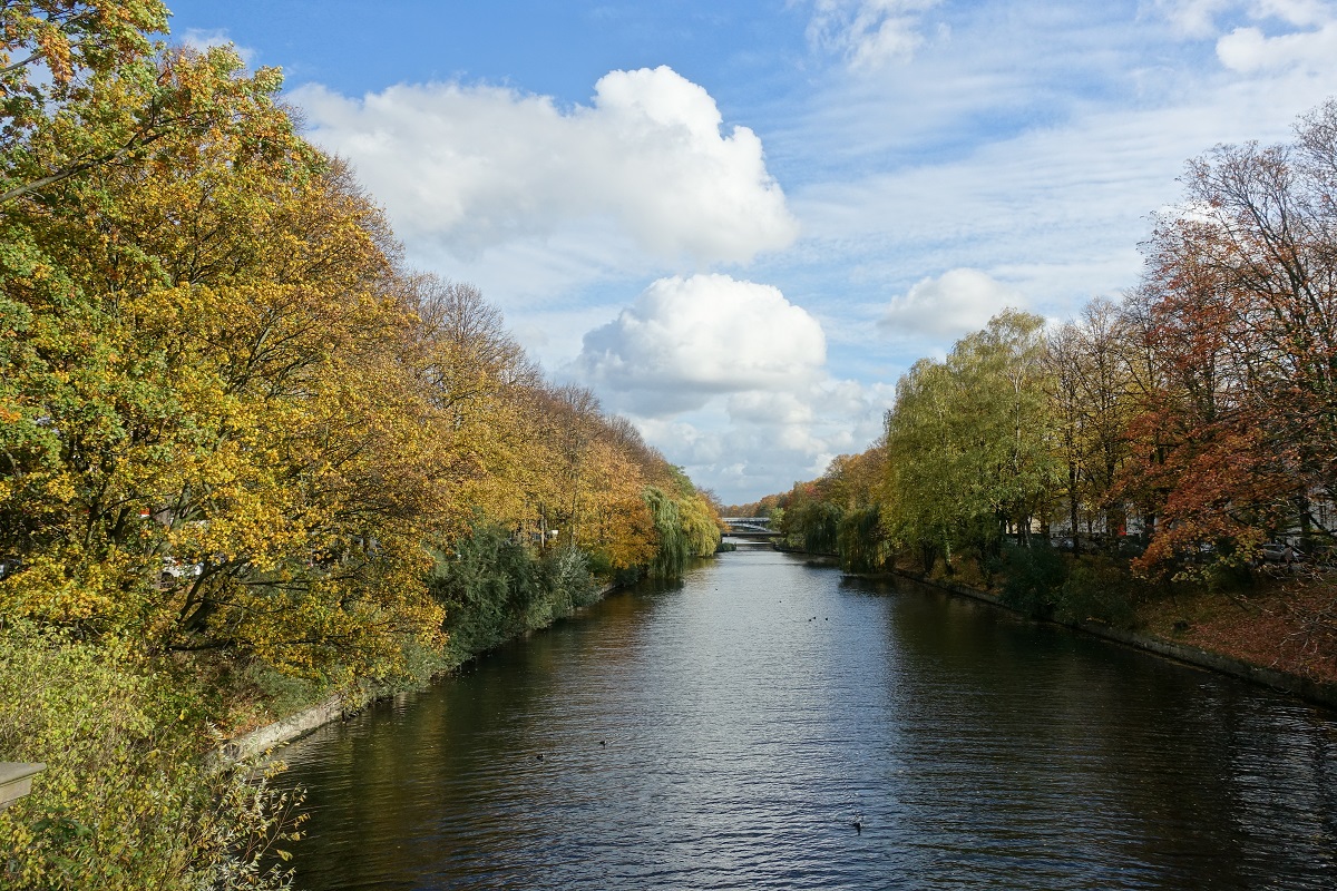 Bunter  Herbst in Hamburg,  am Mundsburgkanal  im Stadtteil Uhlenhorst am 28.10.2020