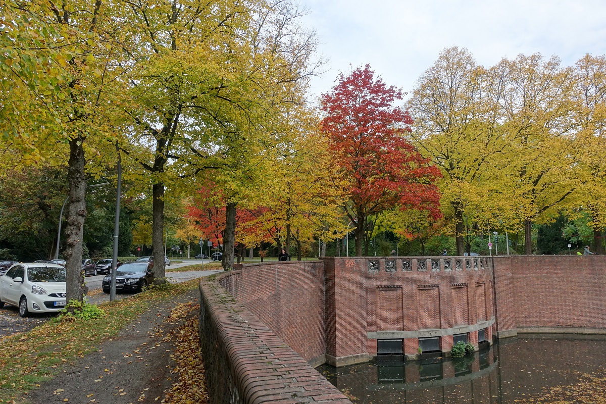 Bunter Herbst in Hamburg, Eingang (Saarlandstrae) zum Stadtpark am 23.10.2020/