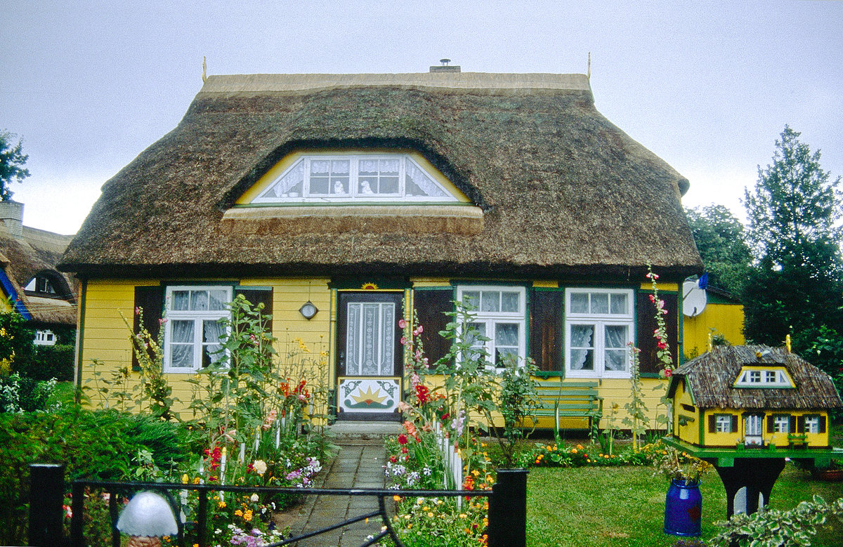 Buntes Reetdachhaus  Im Ostseebad Prerow auf Darß - und kleine Miniatur-Nachbildung des Hauses als Briefkasten. Bild vom Dia. Aufnahme: August 2001.