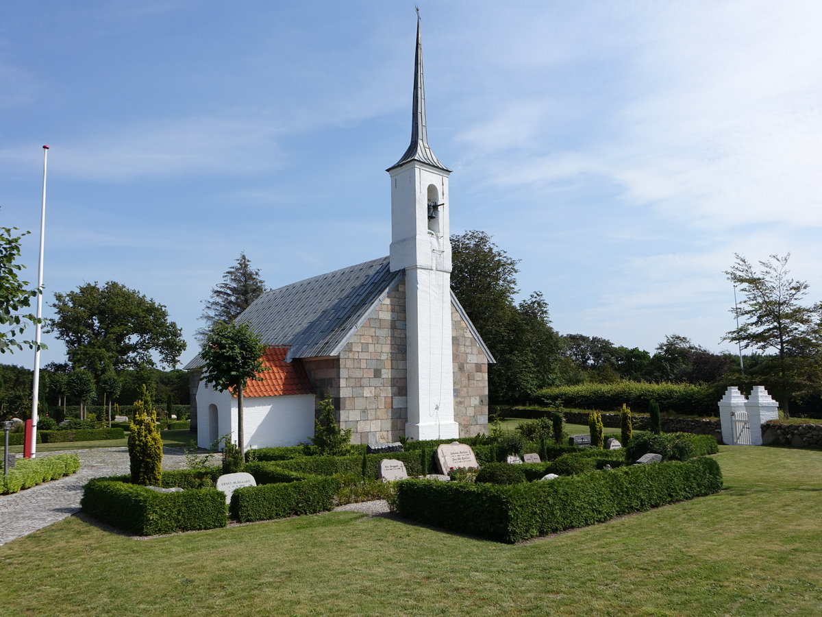Bur, romanische Ev. Kirche, besteht nur aus Langhaus und Apsis, erbaut um 1100 (25.07.2019)