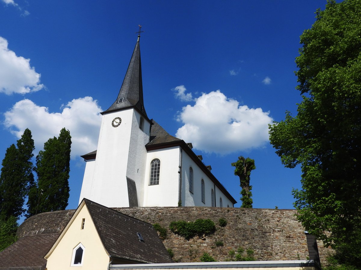 BURBACH/SIEGERLAND-EVANGELISCH-REFORMIERTE PFARRKIRCHE
In BURBACH,der südlichsten Gemeinde in Westfalen und zwischen den nordöstlichsten Ausläufern des
WESTERWALDES und den südöstlichsten des ROTHAARGEBIRGES gelegen,
hat die denkmalgeschützte Ev.-reformierte Kirche mit ihrer sehr wechselvollen Geschichte einen exponierten
Platz in der Ortsmitte auf dem  RÖMERFELSEN ....am 14.5.2018...