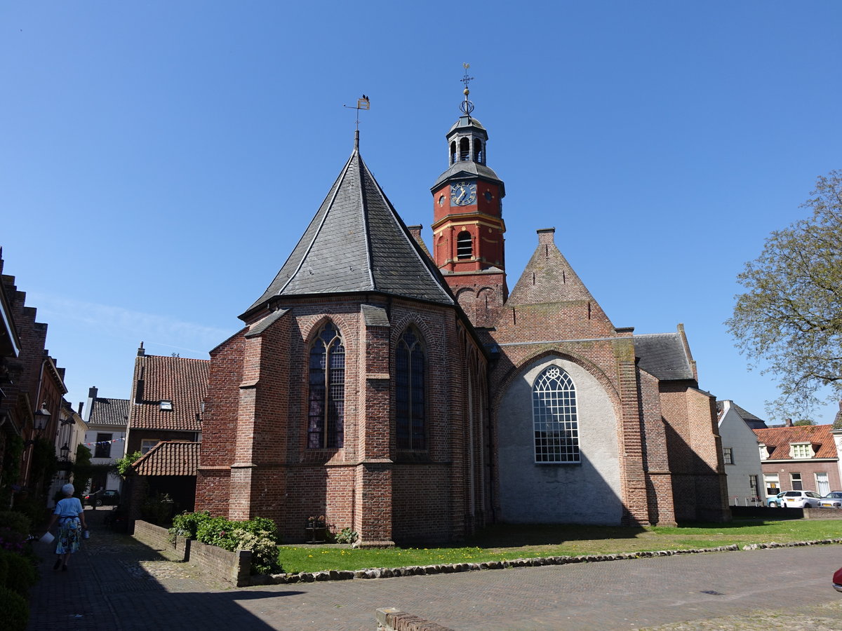 Buren, Ref. St. Lambertus Kirche, dreischiffiger Bau der Sptgotik, Kirchturm 16. Jahrhundert (09.05.2016)