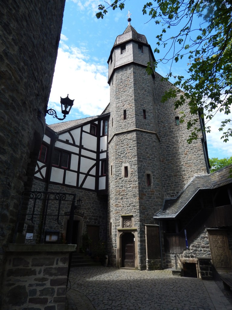 Burg ALTENA (Innenhof) hoch ber der Stadt an der Lenne,und immer noch,wie vom
 Vater der Jugendherbergen  R. Schirrmann initiiert,
Aufenhaltsort fr Junge und Junggebliebene...hier am 4.7.2014