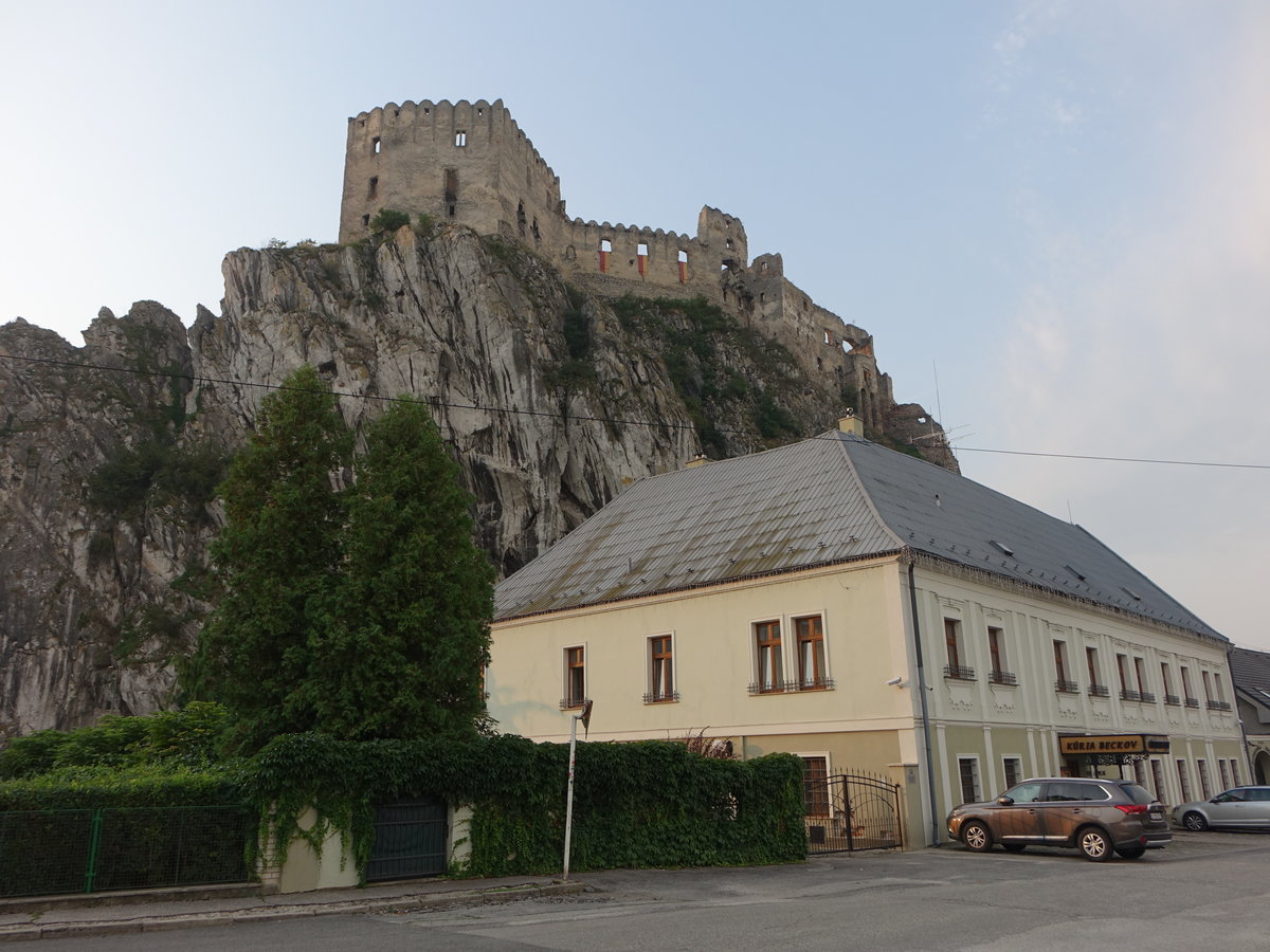 Burg Beckov, Burgruine ber dem Vahtal, erbaut im 12. Jahrhundert (30.08.2019)