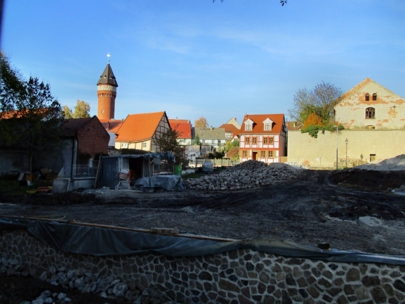 Burg bei Magdeburg, Blick zum Wasserturm und zum alten Stadtgefngnis, im Vordergrund Bauarbeiten zur Landesgartenschau im Jahr 2018
Foto vom 26.10.2015