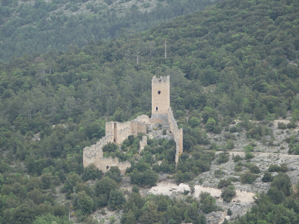 Burg bei San Pio delle Camere, Ruine einer Hhenburg auf halber Hhe des Monte Gentile (26.05.2022)