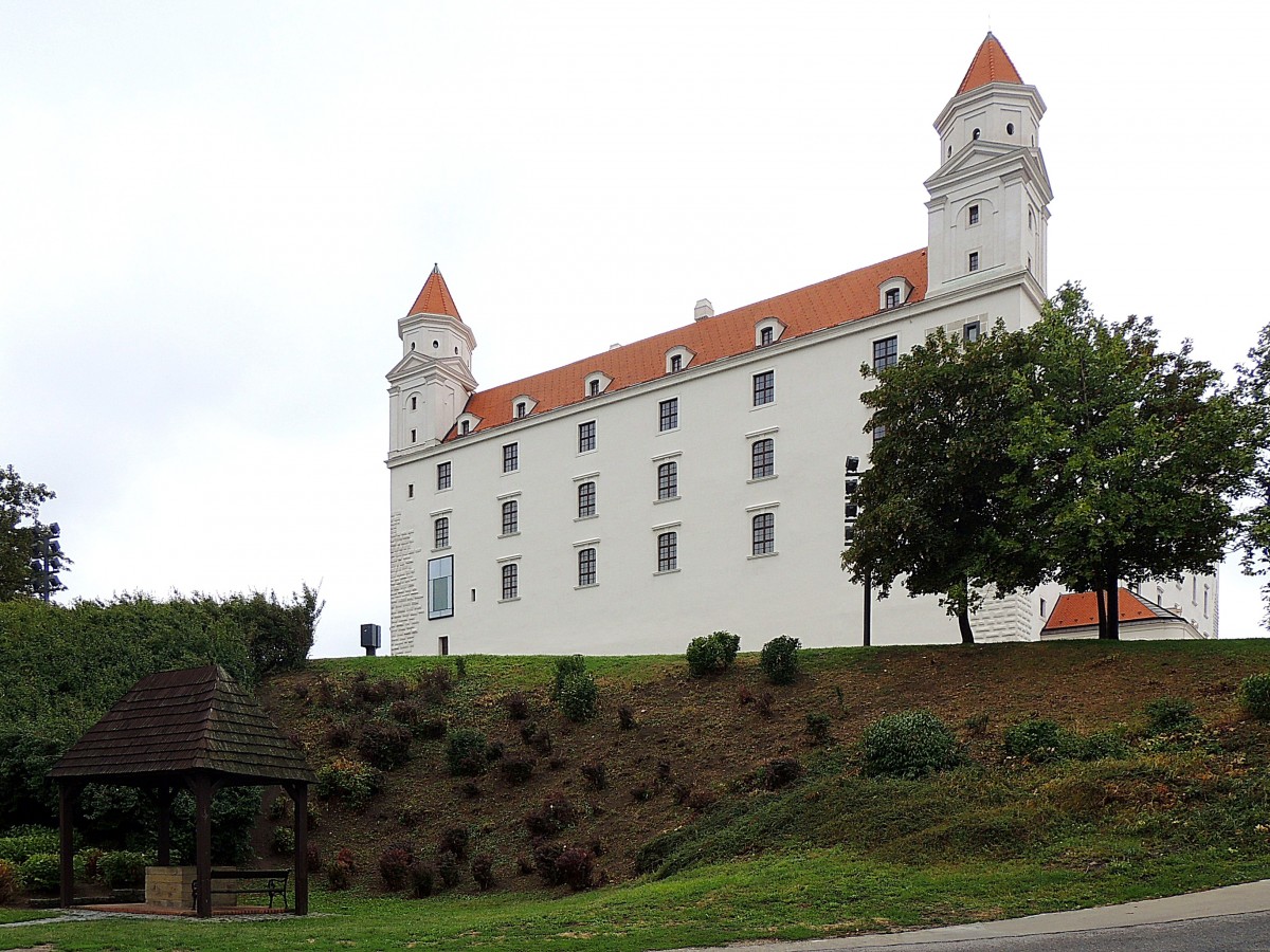 Burg-Bratislava, bzw. Pressburg mit dazugehriger Zisterne befindet sich auf einem Felsen,  85 Meter ber dem linken Donauufer der Slowakischen Hauptstadt; 130827
