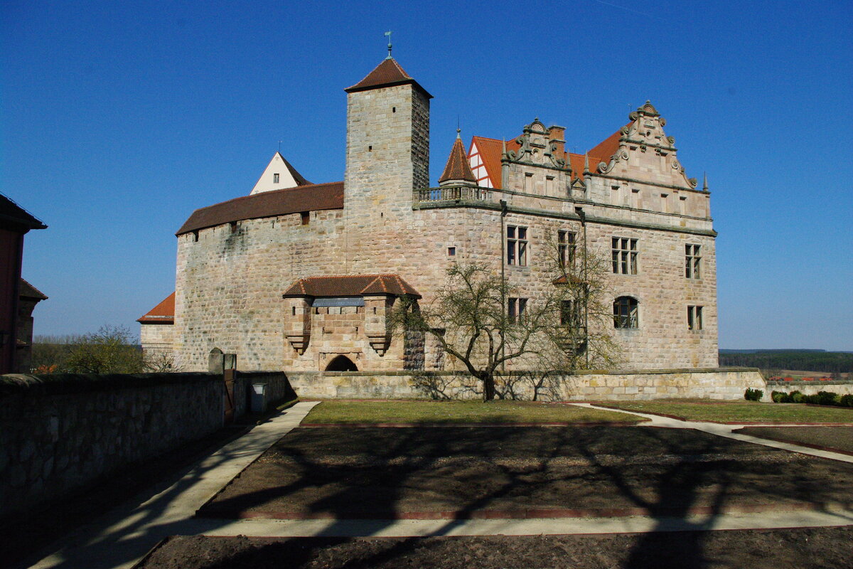 Burg Cadolzburg, viergeschossiger Sandsteinquaderbau mit steilem Satteldach, Fachwerkobergeschoss (08.03.2011)