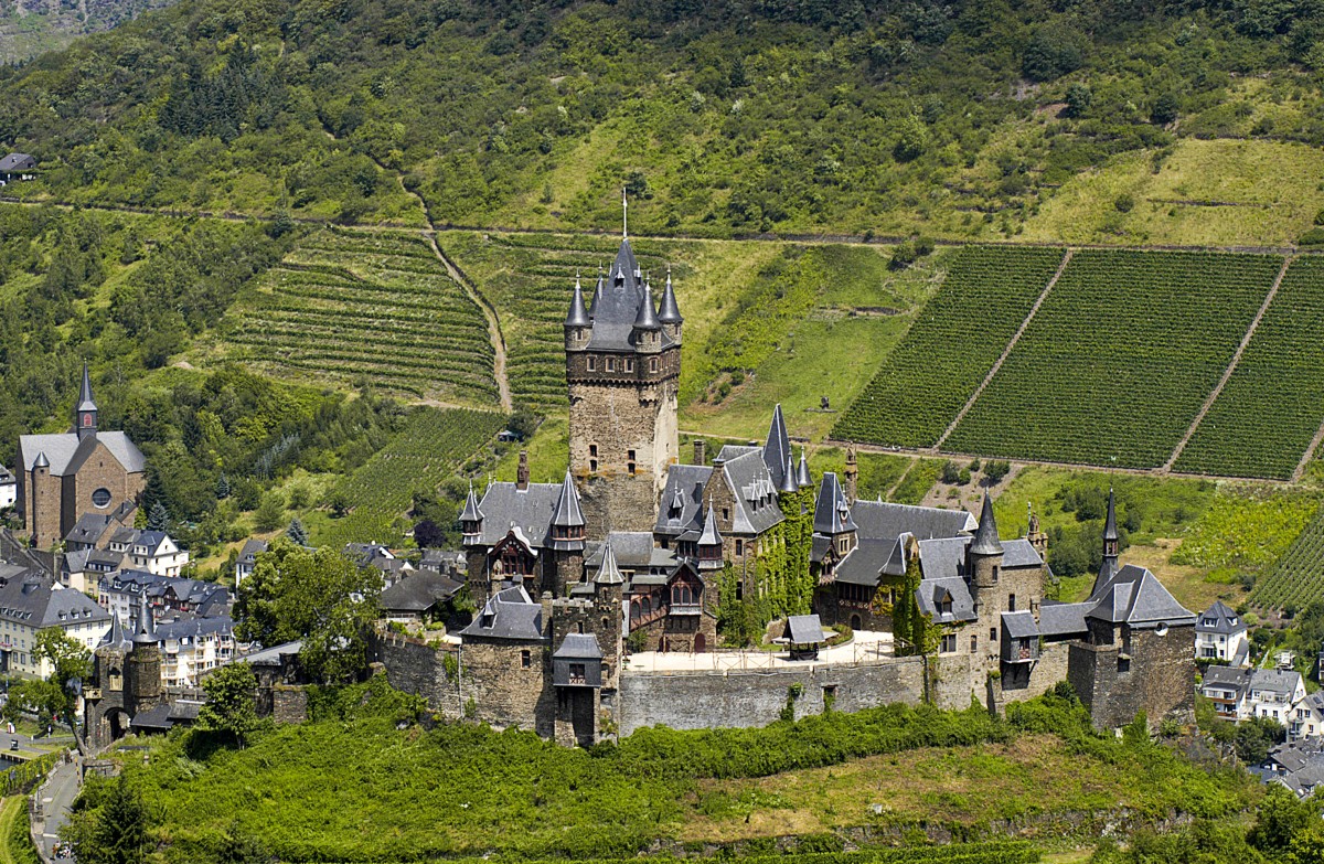 Burg Cochem von der B 259 aus gesehen. Aufnahme: Juli 2007.