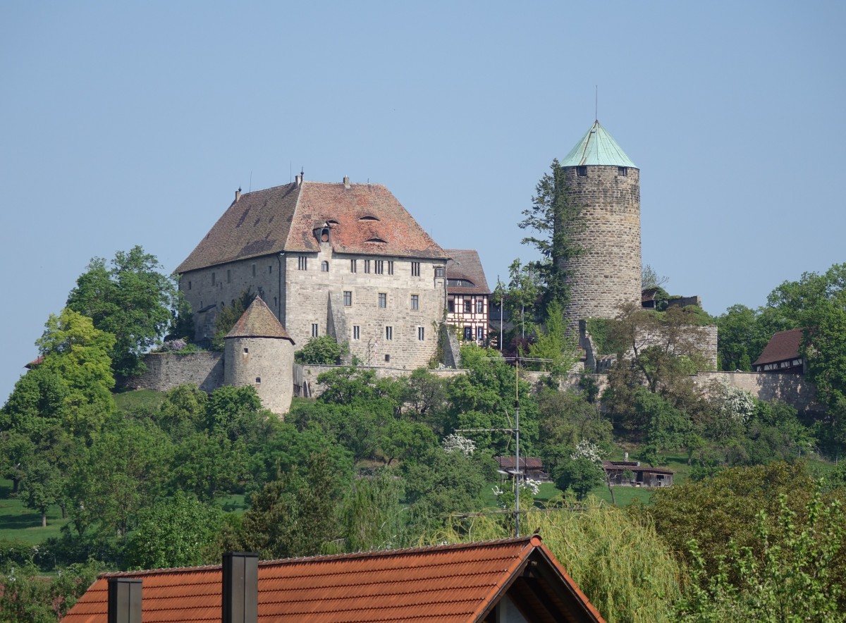 Burg Colmberg, Mittelalterliche Abschnittsburg mit Halsgraben im Nordosten und Bering ber nach Westen, erbaut ab dem 11. Jahrhundert, Bergfried von 1250 (14.05.2015)