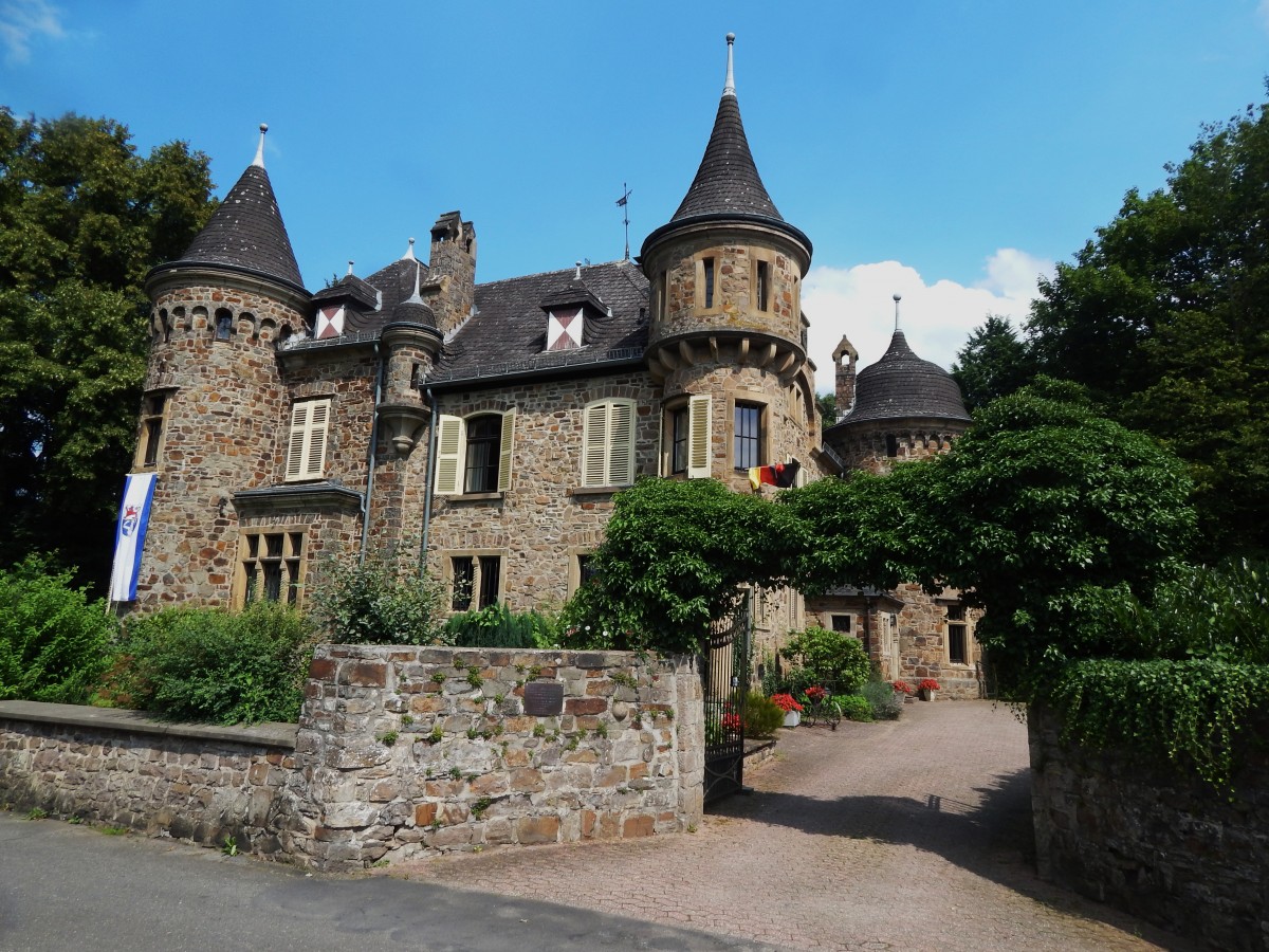  BURG DATTENFELD  im idyllischen Kleinstdtchen Dattenfeld an der Sieg/Kreis
Siegburg mit seinem  Siegtaldom ,ein mrchenhaftes Gebude,hier am 1.8.2014.
Im benachbarten HERCHEN/Sieg war der Komponist/Musiker Engelbert Humperdinck
hufig zu Gast und erhielt in der waldreichen Landschaft des Siegtals die
Inspirationen zu seiner berhmten Mrchenoper  Hnsel und Gretel ....
Vielleicht hat er auf seinen Wanderungen auch dieses Traumschlsschen gesehen...