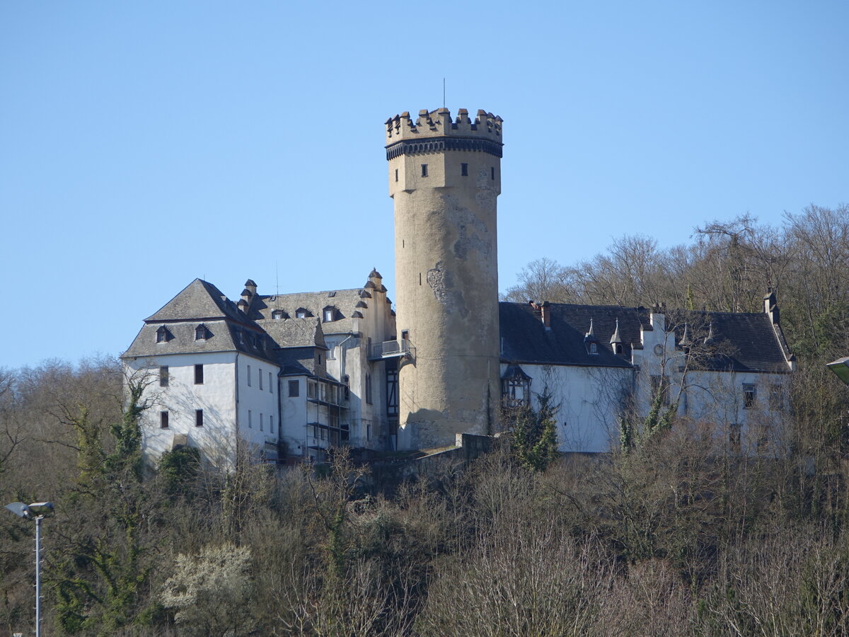 Burg Dehrn, 34 Meter hoher Bergfried, erbaut im 13. Jahrhundert (19.03.2022)