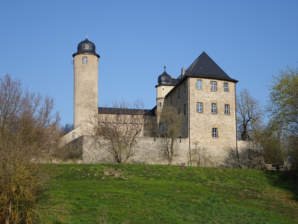 Burg Denstedt, erbaut im 12. Jahrhundert auf einem flachen Bergsporn westlich des Ortes (09.04.2023)