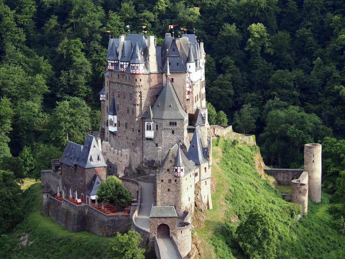 Burg Eltz. Deutschlands Mrchenburg oder die  Burg schlechthin  (Georg Dehio). Familienbesitz der Herren und Grafen zu Eltz nachweislich seit 1157. Die Hauptgebude wurden zwischen 1350 und 1450 erbaut. Die Burg wurde niemals zerstrt oder erobert. (26. Juni 2015) 
