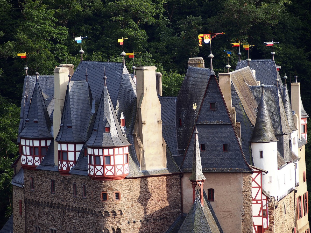 Burg Eltz. Schieferdcher der Huser Eltz-Rodendorf und Eltz-Rbenach.(26. Juni 2015)