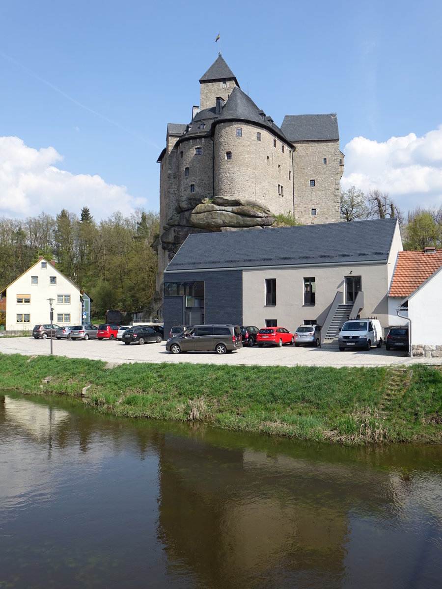 Burg Falkenberg, erbaut im 11. Jahrhundert auf einem Granitfelsen, quadratischer Bergfried aus Quadermauerwerk erste Hlfte 15. Jahrhundert (22.04.2018)