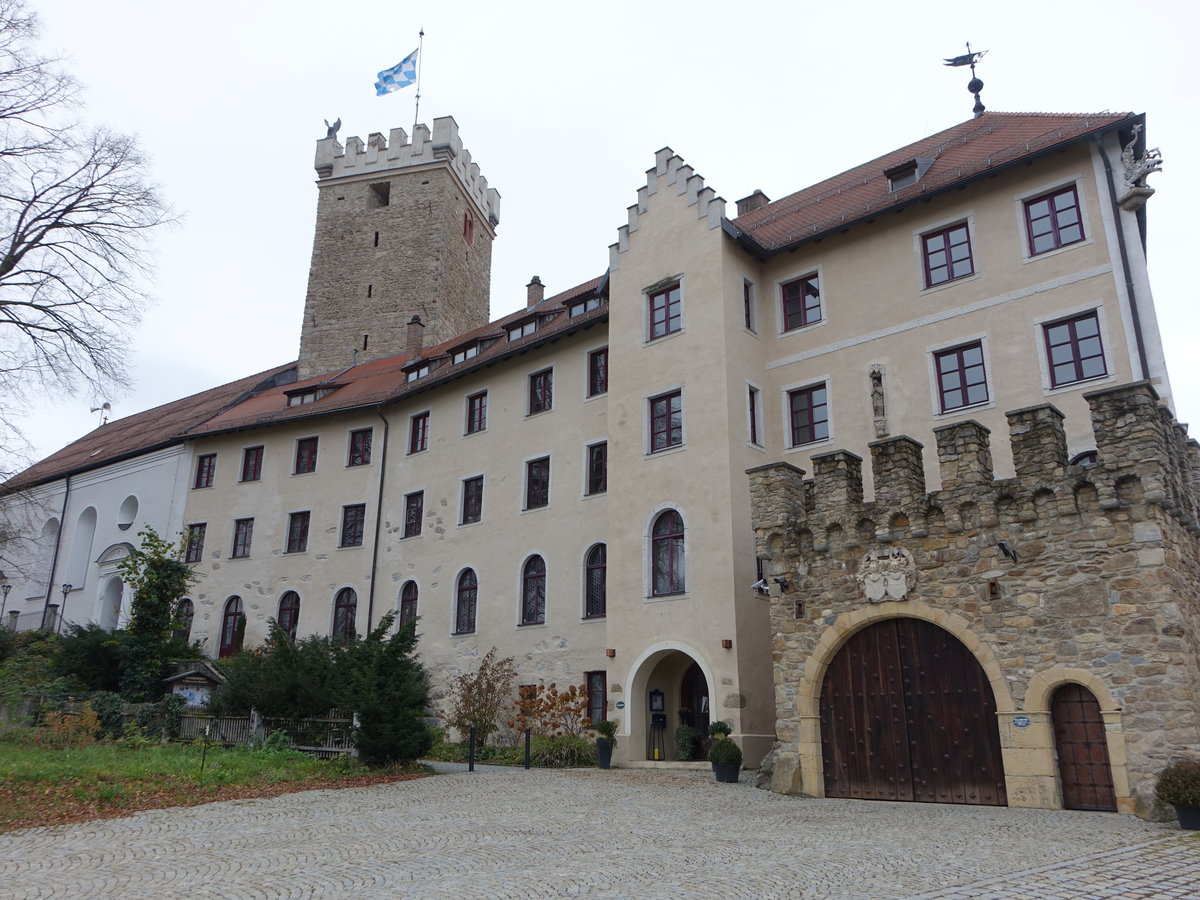 Burg Falkenfels, um 1100 errichteten die Grafen von Bogen die Burg auf dem nach drei Seiten steil abfallenden Felsen, heute Burghotel (06.11.2017)