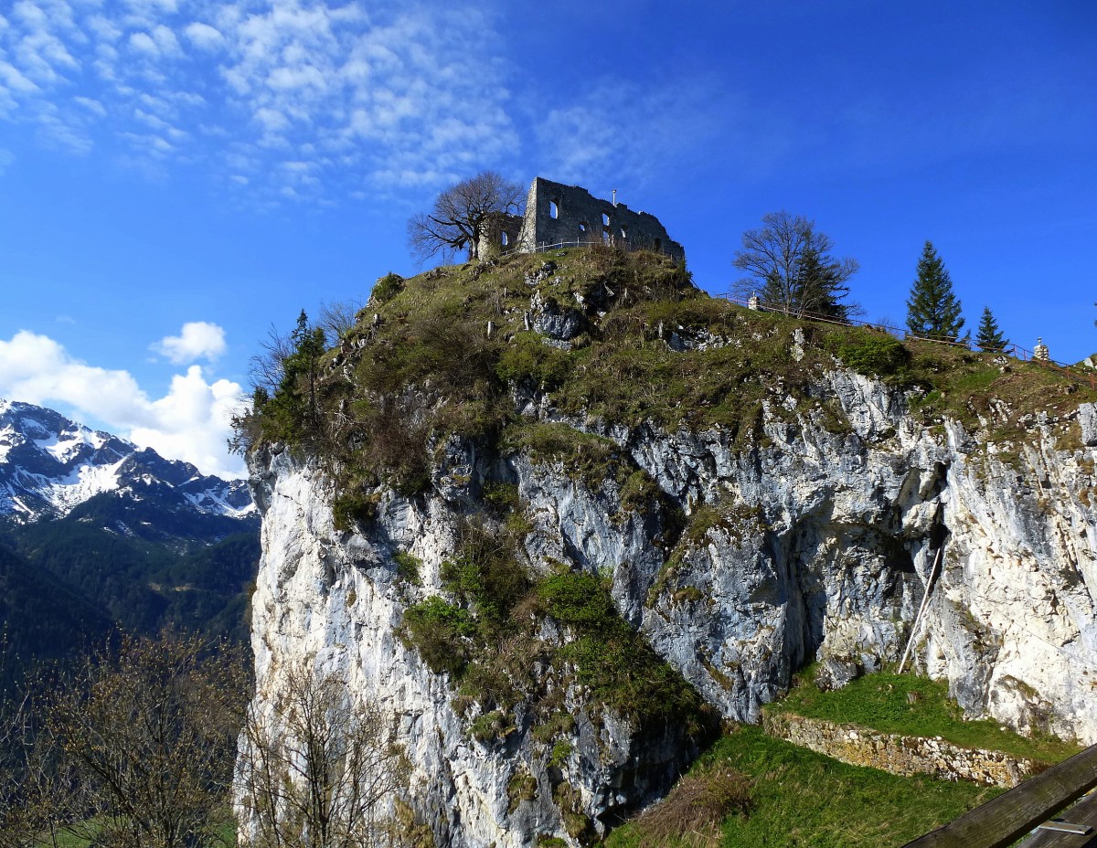 Burg Falkenstein bei Pfronten im Ostallgu, die hchstgelegene Burgruine Deutschlands auf dem 1267m hohen Falkenstein wurde um 1280 erbaut, im 30.Jhrigen Krieg zerstrt, April 2014