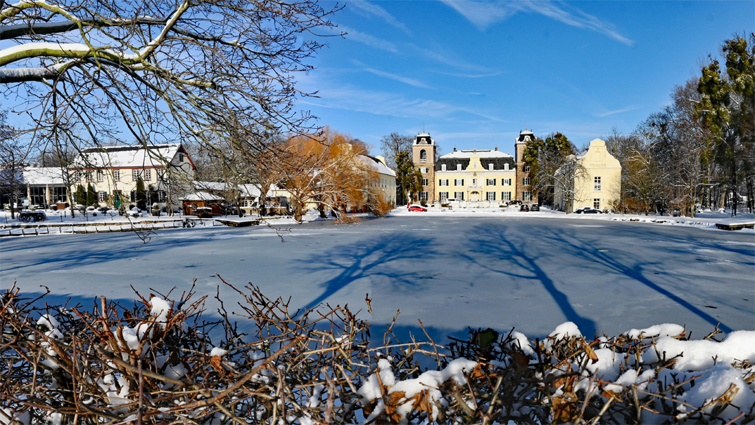 Burg Flamersheim und Restaurant Landlust (links) mit zugefrorenem See - 18.01.2024