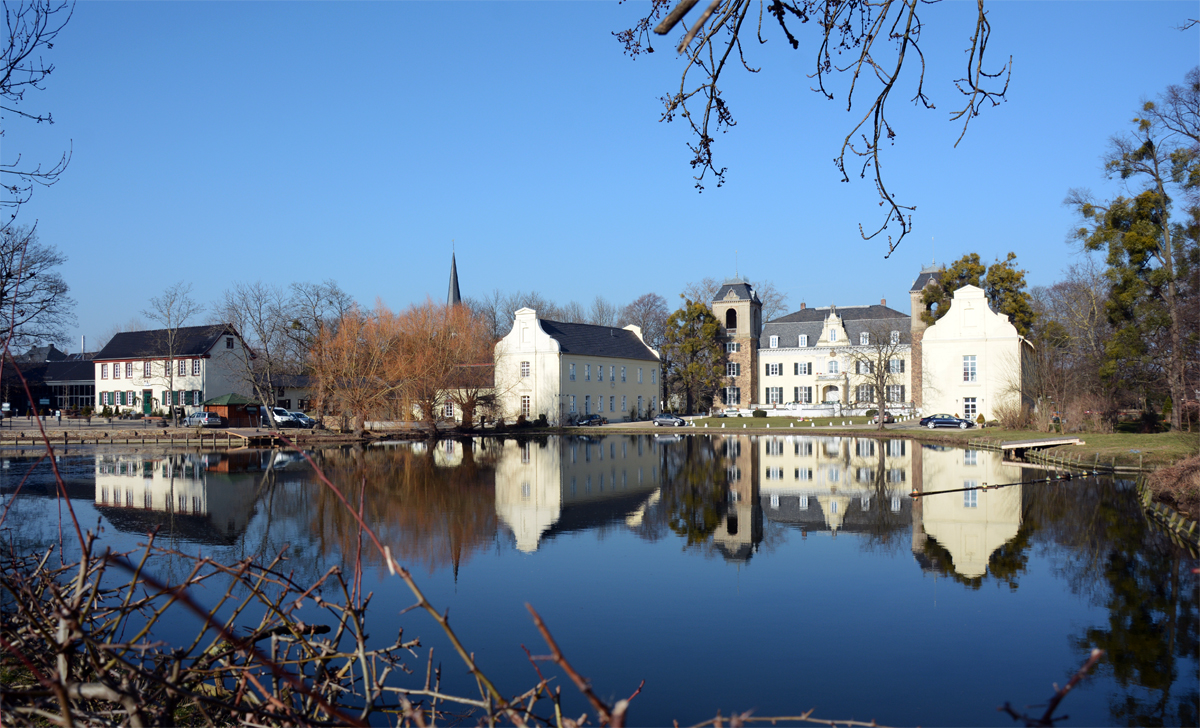 Burg Flamersheim (zu Euskirchen) mit Gaststtte Landlust (links) - 15.02.2015