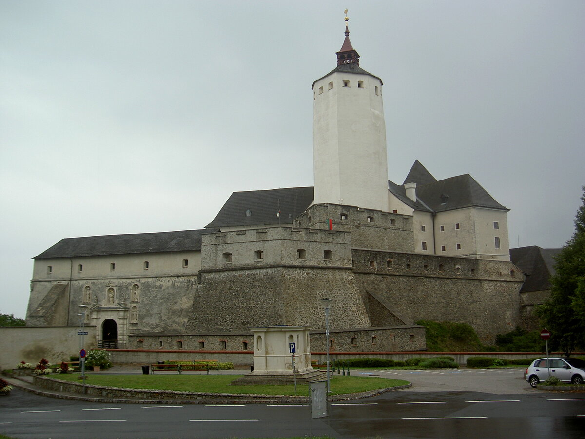 Burg Forchtenstein, erbaut zu Beginn des 14. Jahrhunderts von den Herren von Mattersdorf, Ausbau zur Festung durch Nikolaus Esterhzy, weiterer Ausbau durch Paul Esterhzy nach den Plnen des Architekten Domenico Carlone (28.07.2014)