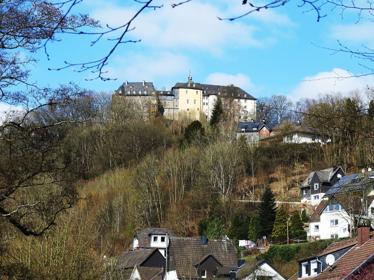 BURG FREUSBURG HOCH BER DEM SIEGTAL BEI KIRCHEN/SIEG
Die frhmittelalterliche Hhenburg,1247 erstmals erwhnt,liegt nur wenige Kilometer von KIRCHEN/SIEG,
Stadt der JUNG-LOKOMOTIVEN entfernt,und ist heute eine Jugendherberge...am 28.3.2019