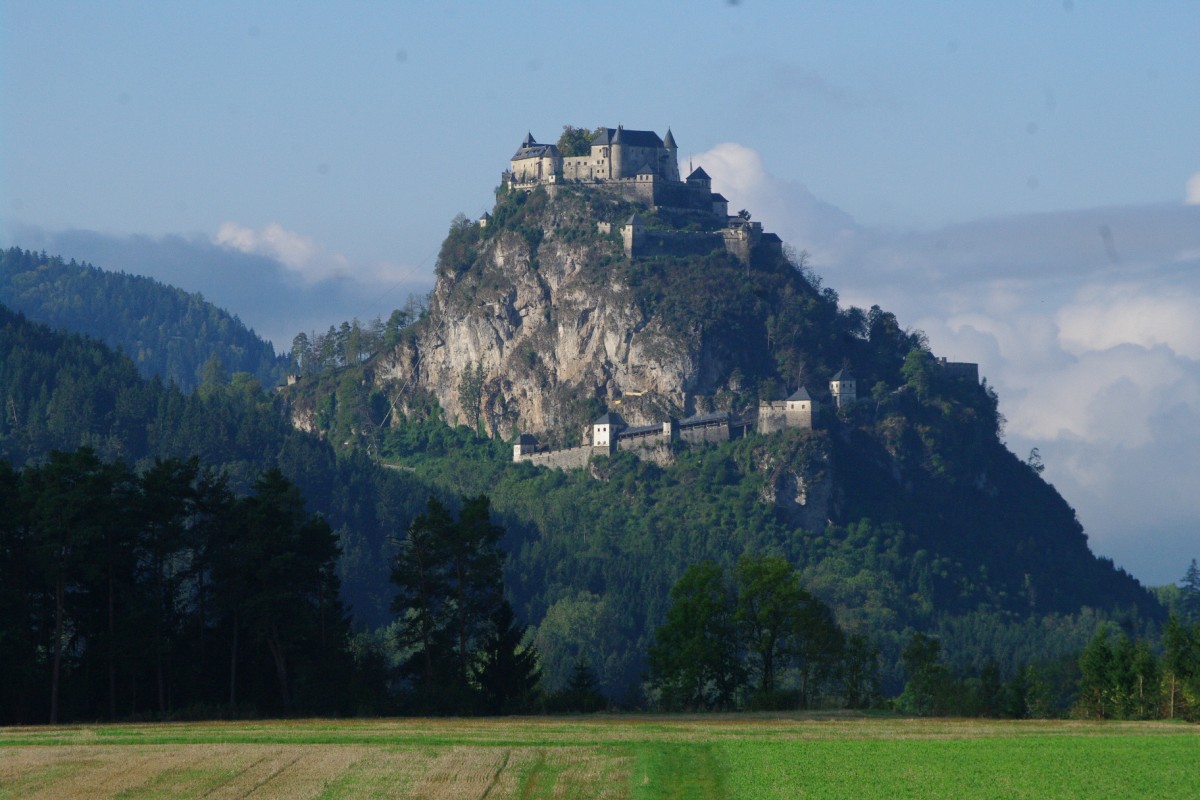 Burg Hochosterwitz, Felsenburg auf einem 175 Meter hohen Dolomitberg, Burgweg mit 14 Toren (02.10.2013)