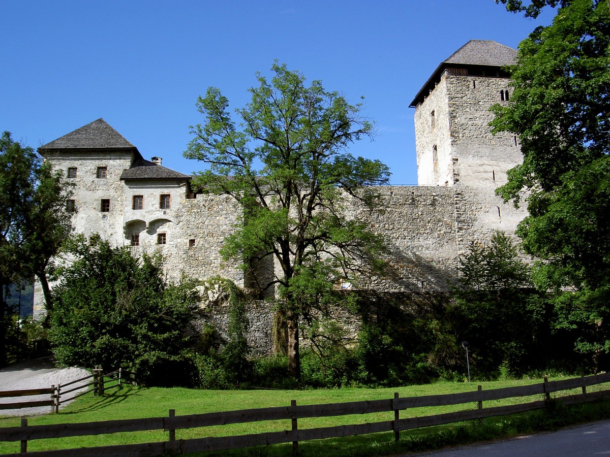 Burg Kaprun, mittelalterliche Hhenburg, erbaut ab 1280, nach den Salzburger Bauernkriege neu erbaut von 1580 bis 1600 durch Josef Hundt von Ainetperg (01.08.2014)