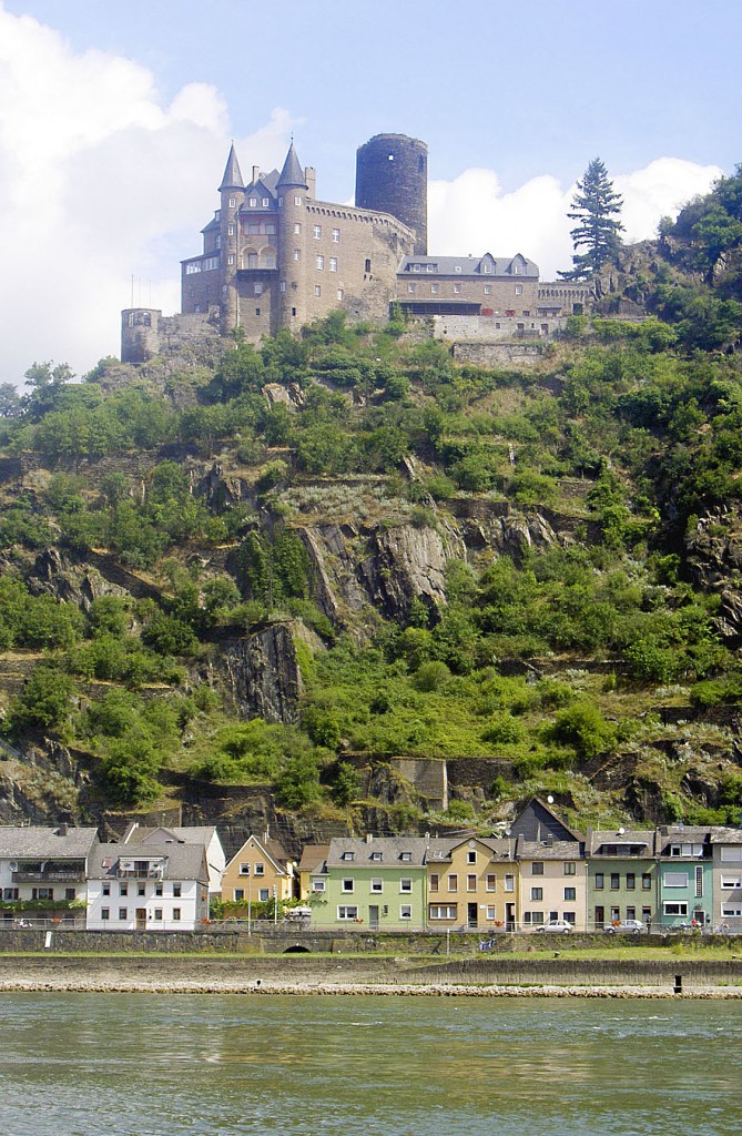 Burg Katz und die Loreley-Felsen in St. Goarshausen von Sankt Goas aus gesehen. Aufnahme: Juli 2006.