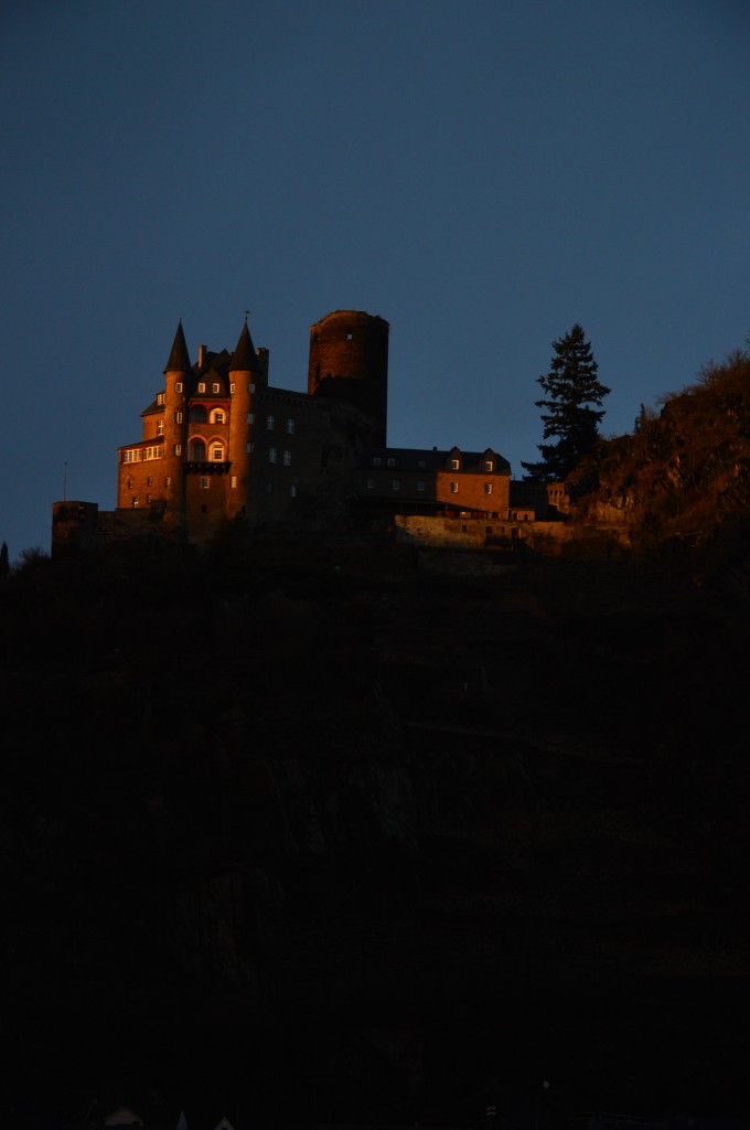 Burg Katz oberhalb von Sankt Goarshausen im Streiflicht der Abendsonne, als ringsherum schon ein heftiger Schneeregenschauer herunter kam.....am Abend des 2.3.2015