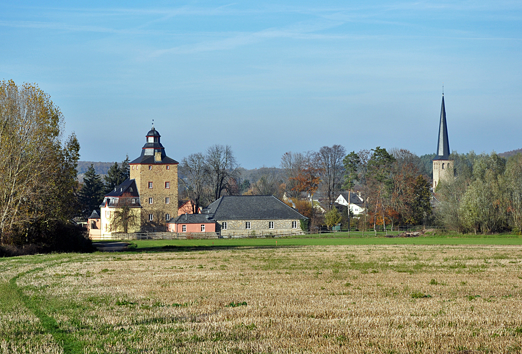 Burg Kirspenich und Kirche St. Bartholomus in Eu-Kirspenich - 16.11.2013