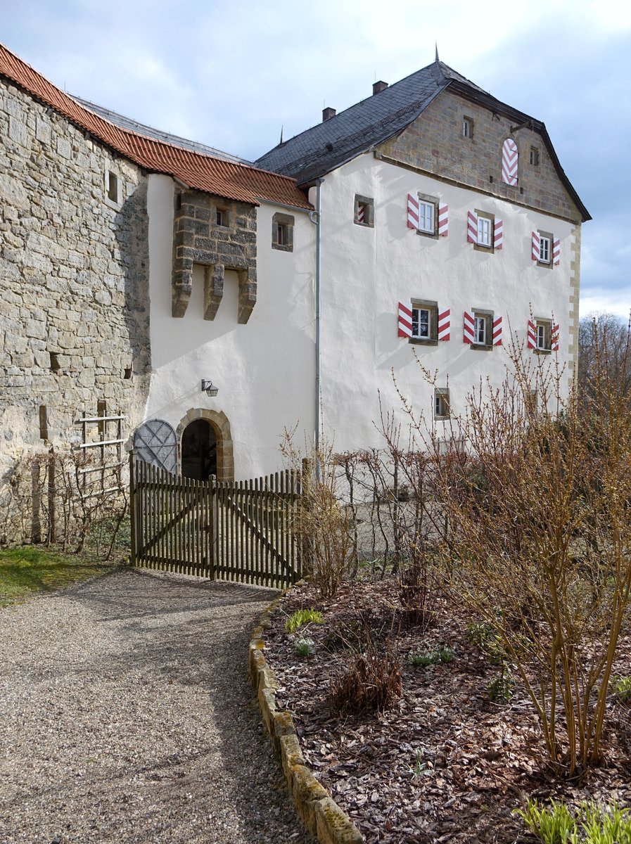Burg Lichtenstein, Sdburg um Hof gruppiert, mit gotischem Wohnturm, erbaut im 15. Jahrhundert (24.03.2016)