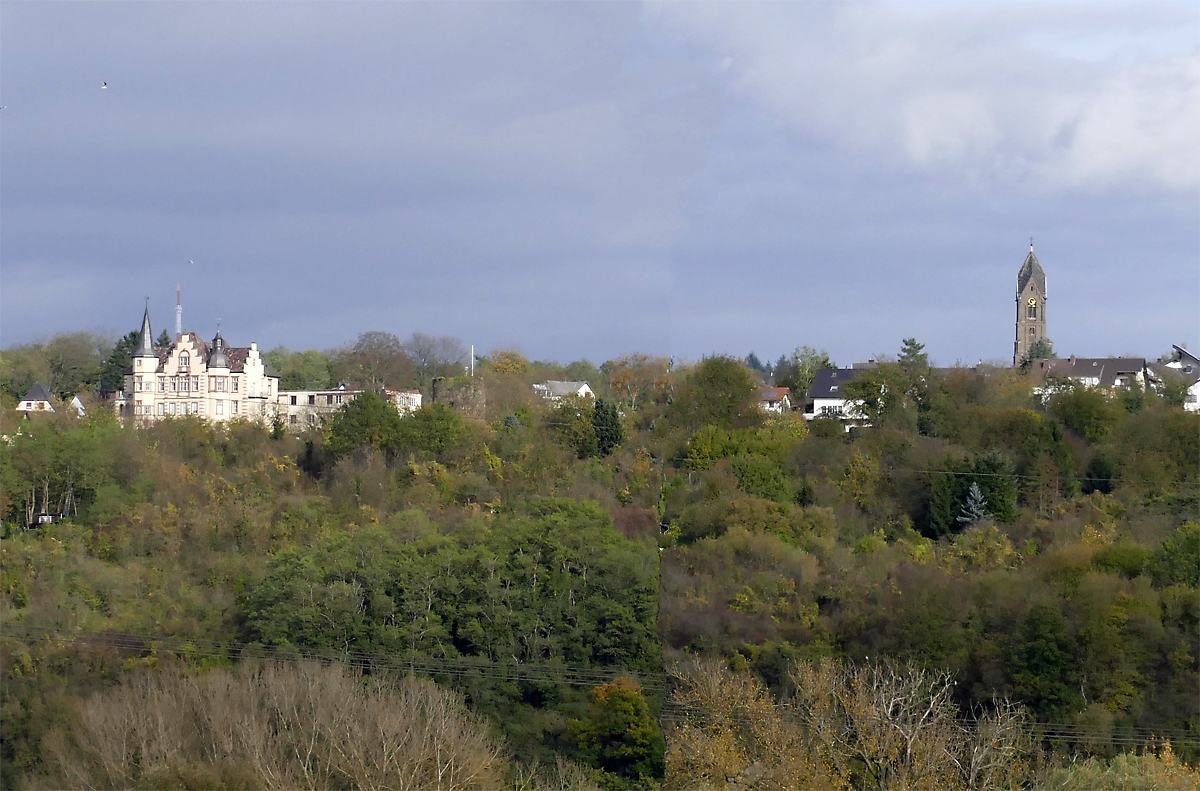 Burg (links) und kath. Kirche (rechts) in Dattenberg - 25.10.2017