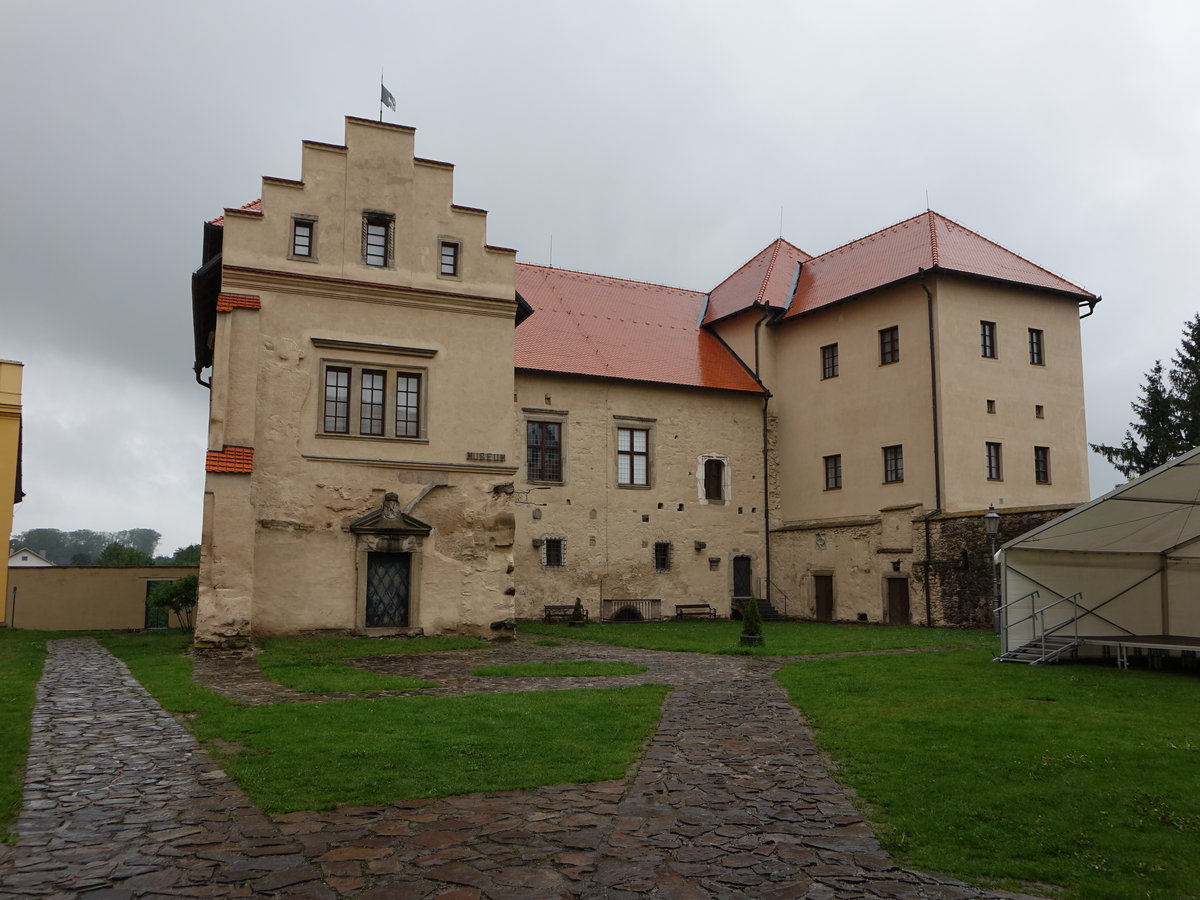 Burg Polna, erbaut im 13. Jahrhundert, Anfang des 20. Jahrhunderts rekonstruiert, heute Museum fr Handwerk, Bezirk Jihlava (28.05.2019)